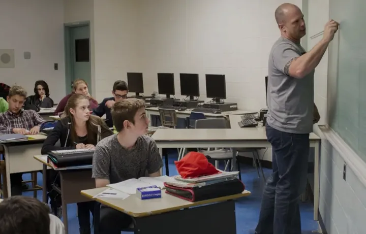 چرا حقوق معلمان در کبک کمتر است با وجود بودجه آموزشی بالاتر؟